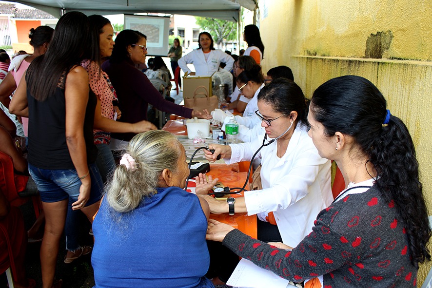 Mulheres fazem aferição de pressão e glicemia